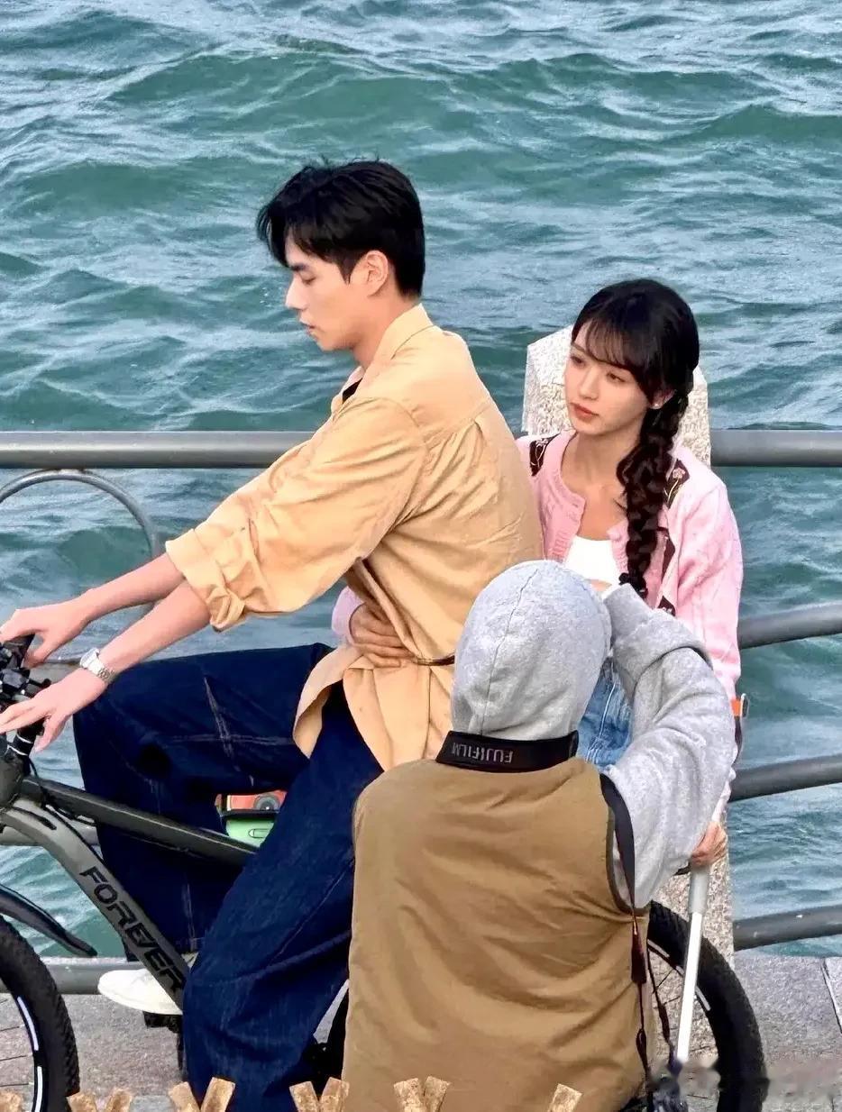 田曦薇胡一天青岛拍戏被偶遇 田曦薇扎麻花辫又白又美 胡一天帅气