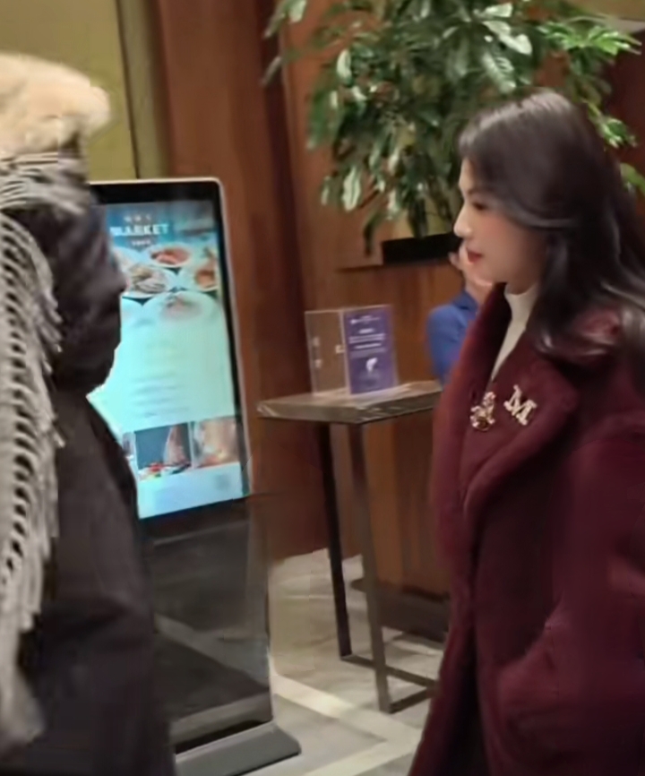 刘涛这身酒红大衣也太有气场了吧