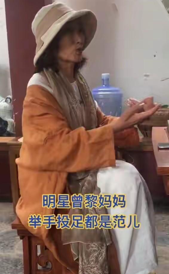 49岁曾黎疑已结婚,春节带妈妈和男友旅游,男友贴心逗曾黎开心