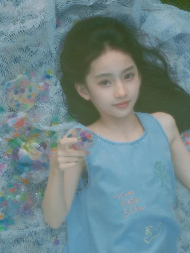 童星卢雅熙今日写真,好可爱