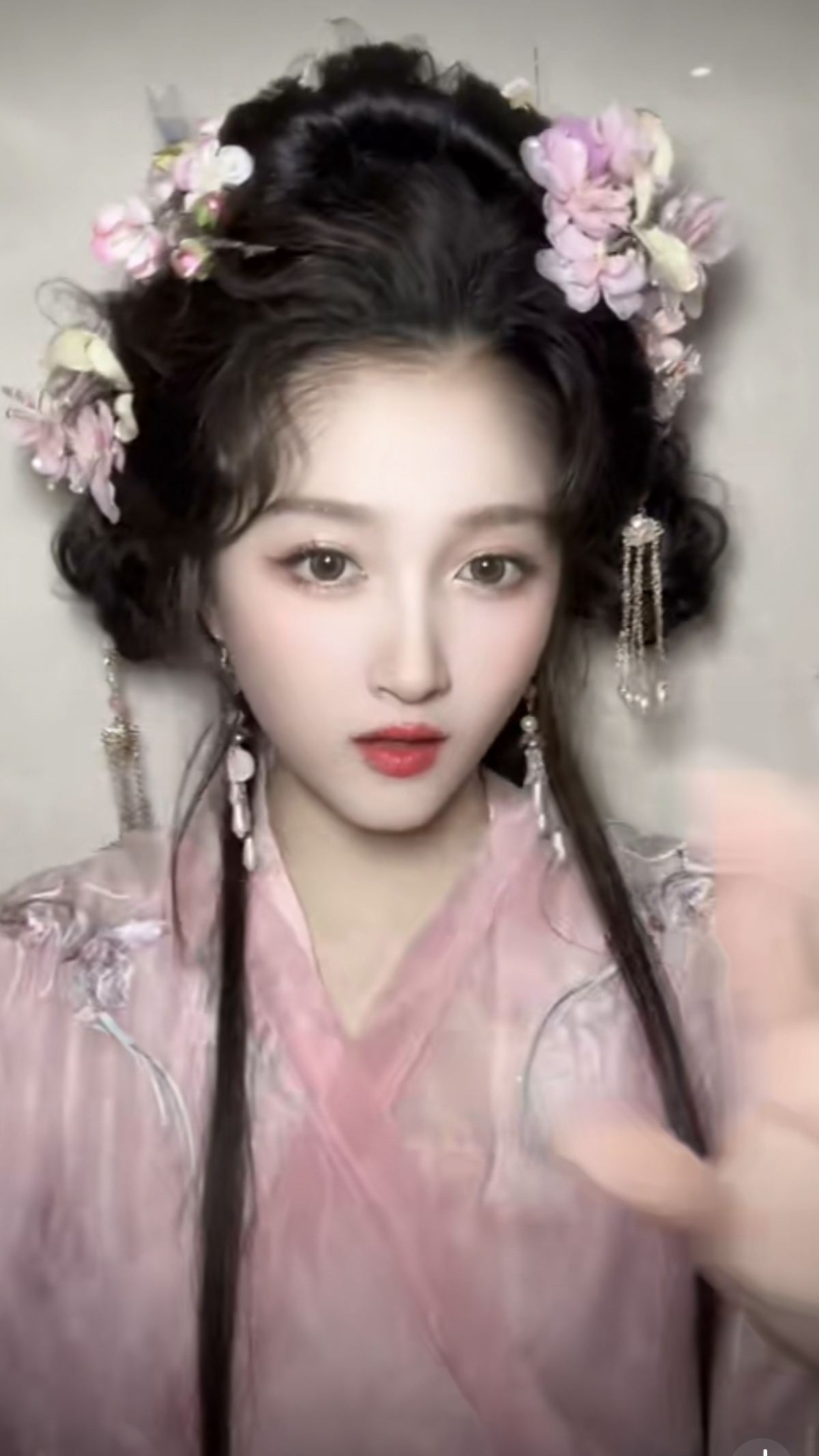 关晓彤古风造型营业，她穿一席粉色古风长裙，灵动可爱又好漂亮呀