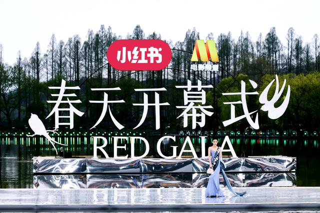 刘亦菲REDGALA红毯，蓝玫瑰礼裙美到词穷，仙女下凡不过如此