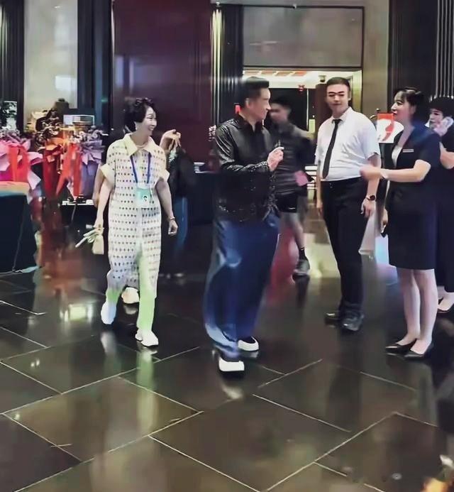 68岁阎维文妻子骨瘦如柴，与丈夫同框竟被误认是两代人！