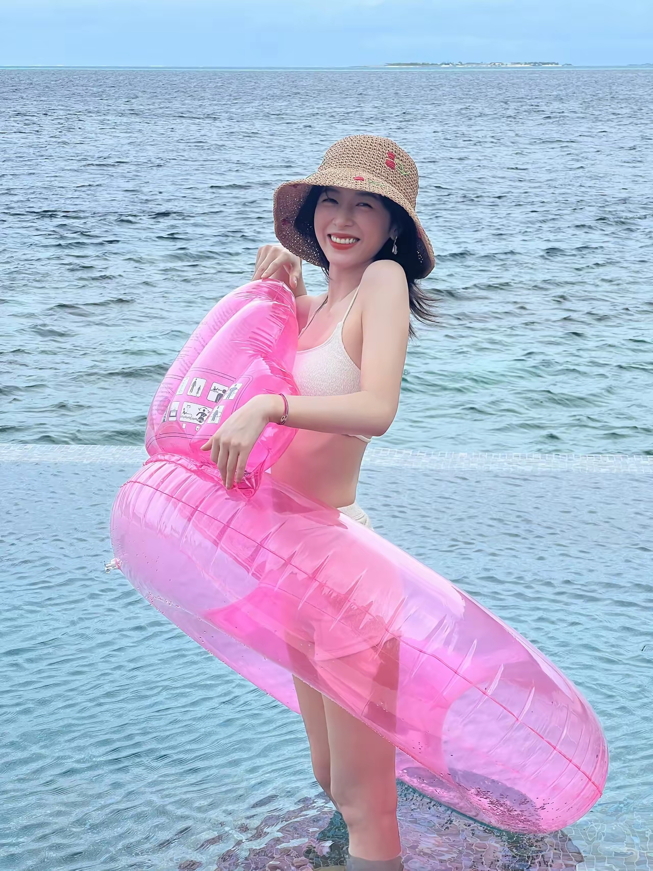 周雨彤——泳装，甜笑可人