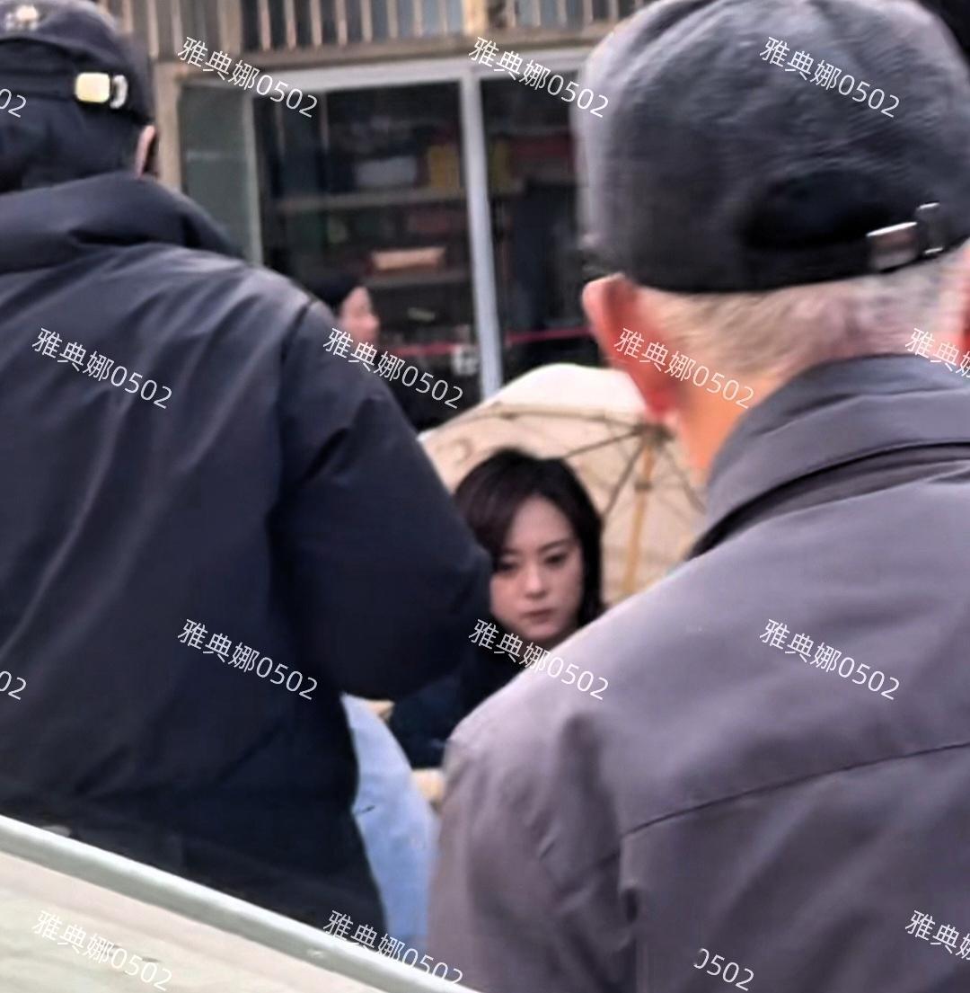 无锡偶遇孙俪拍戏她板着脸面色凝重眼神略凶不知是不是在酝酿情绪