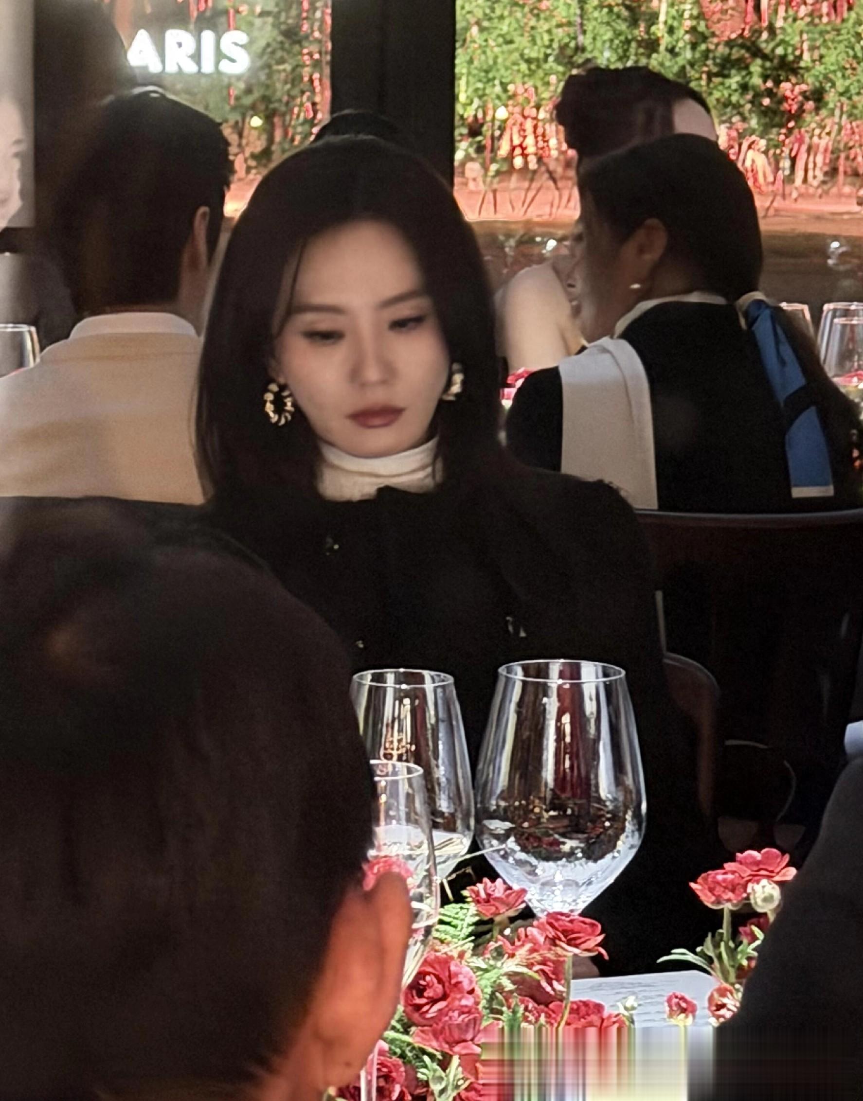 刘诗诗上海出席CELINE活动，廓形毛呢外套搭配阔腿裤，温柔又漂亮