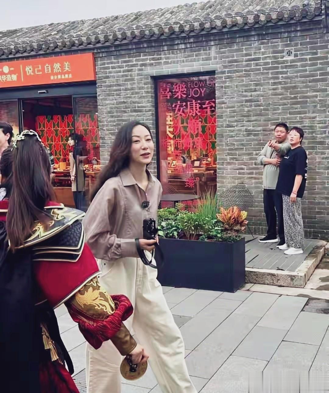 42岁韩雪山西街头被拍！路人镜头下状态惊人，皮肤好到像开挂！