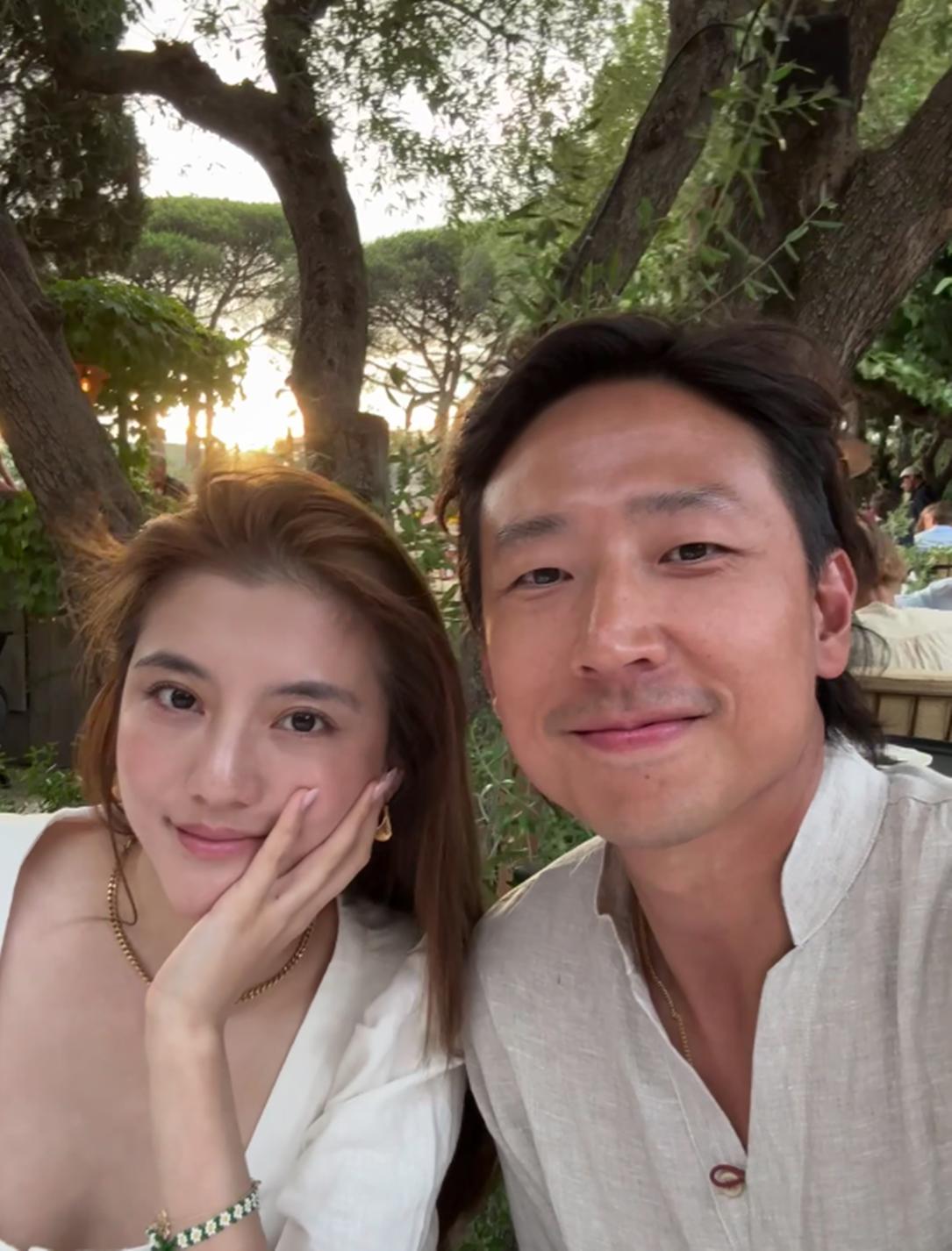 偶遇吴千语夫妇，施伯雄帮老婆拎包，头顶秃一块，被说像老阿姨