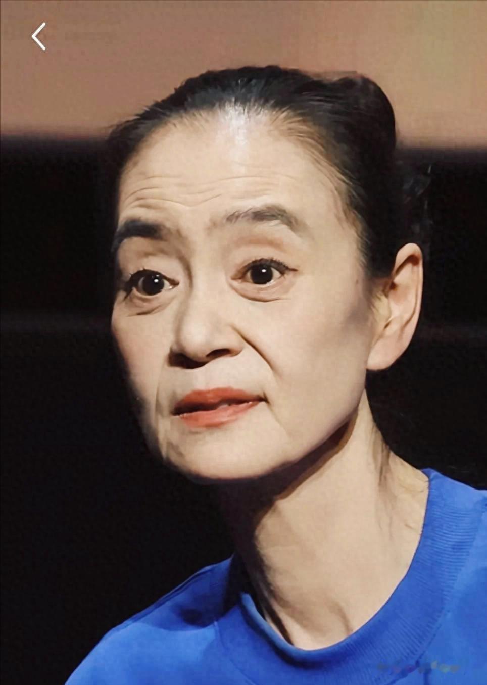 66岁刘雪华近照曝光，牙龈萎缩脸部坍塌，太瘦的弊端？