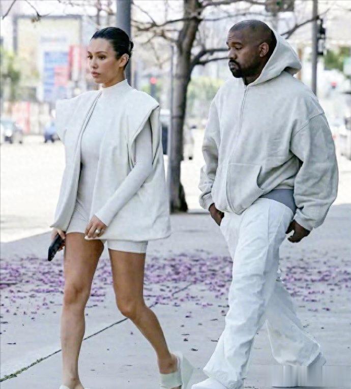 所以，她现在穿衣风格真不是侃爷左右她的？是她自身就喜欢这样！