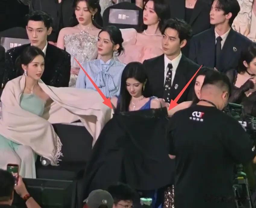 吴磊领奖镜头切赵露思，鞠婧祎脸僵像假人，星光大赏看点全在台下