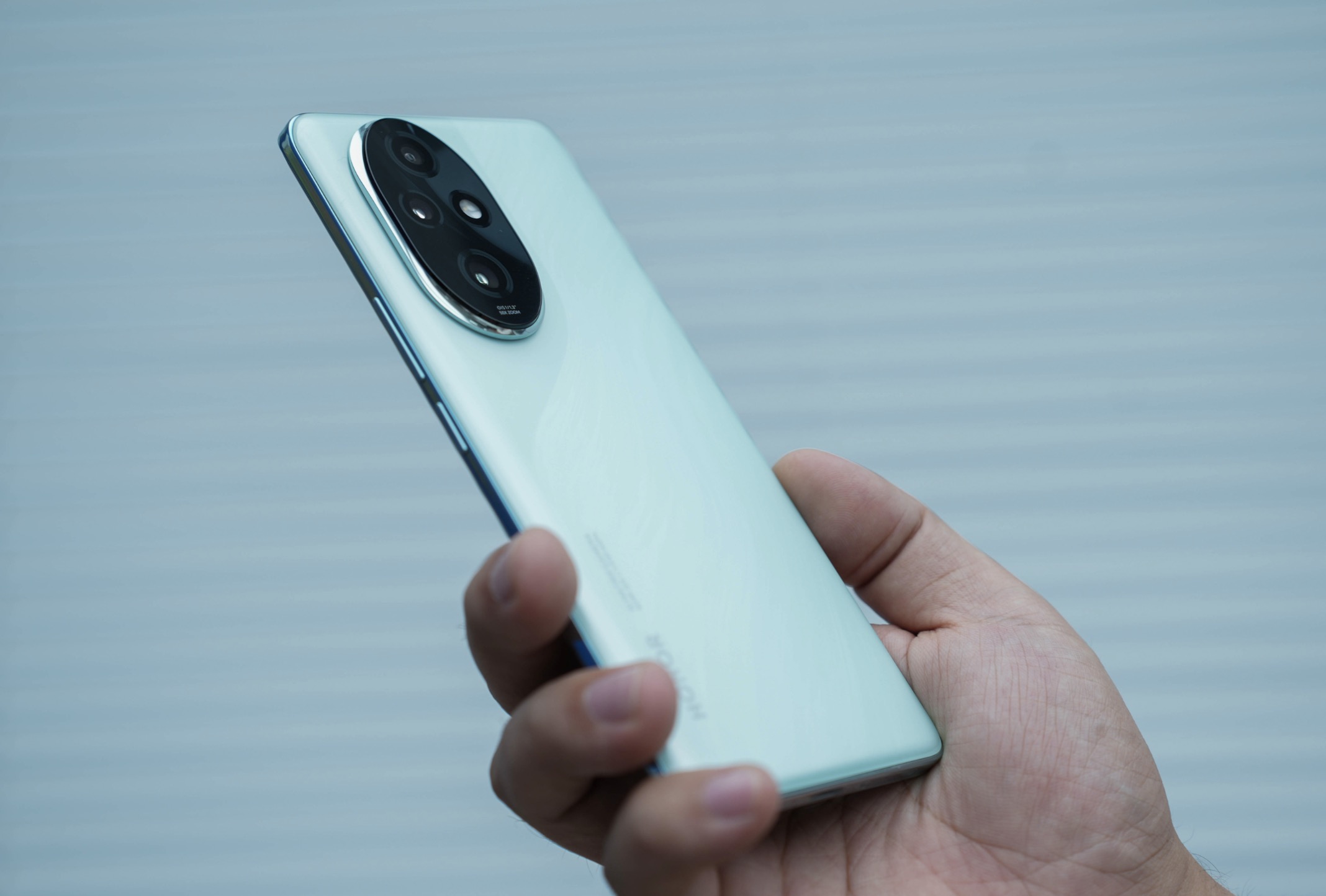 为什么内行人更推荐荣耀200 Pro,而不是荣耀300?因为优势明显!