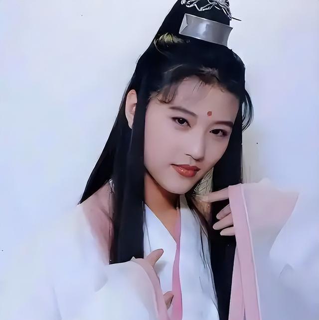 北京周海媚墓地：造型奇特，无儿无女，墓碑前刻着一句话令人深思