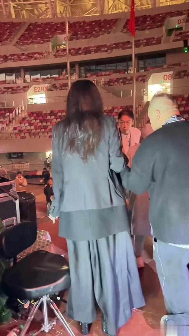 58岁周慧敏后台步履迟缓神情恍惚 香港最后玉女掌门人真的累了吗？