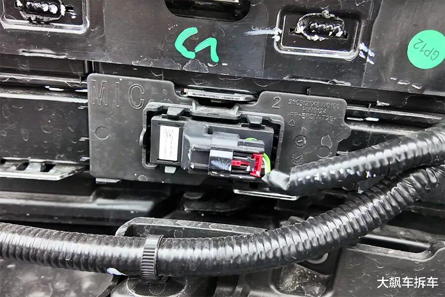 尊界S800拆车:防撞梁如此豪横,一般车真撞不动!