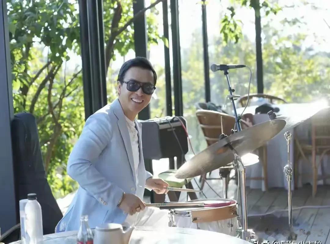 甄子丹携全家大理度假,女儿颜值碾压明星,儿子帅成年轻时的他