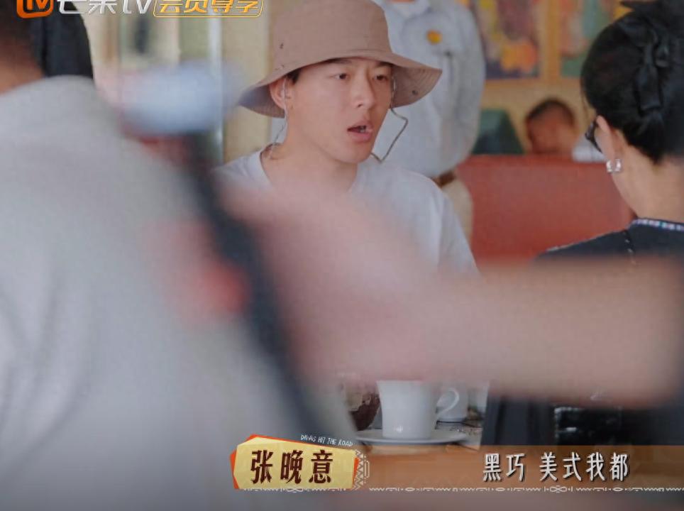 李沁节目公开评价张晚意的3个优点，对他的欣赏的眼神都溢出屏幕