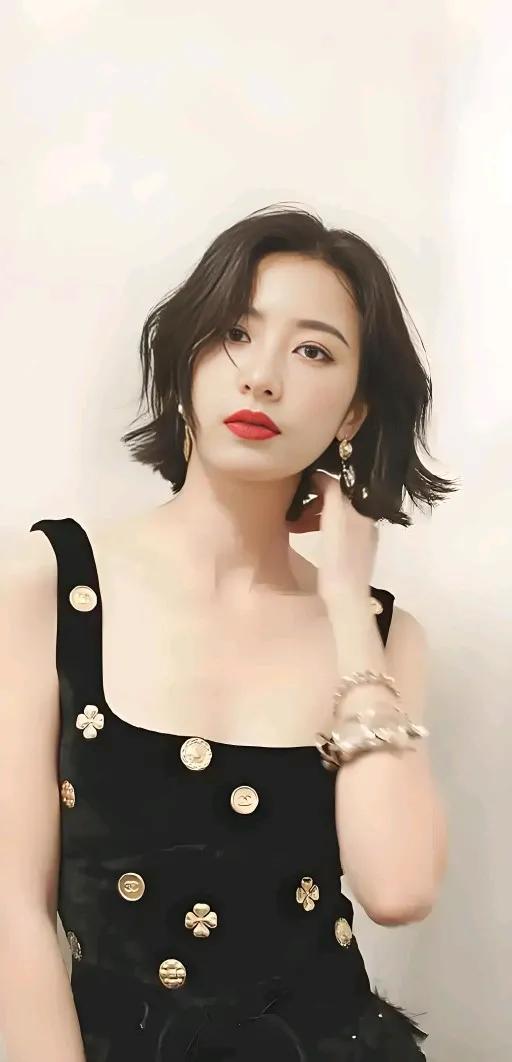 央视主持人周雨彤