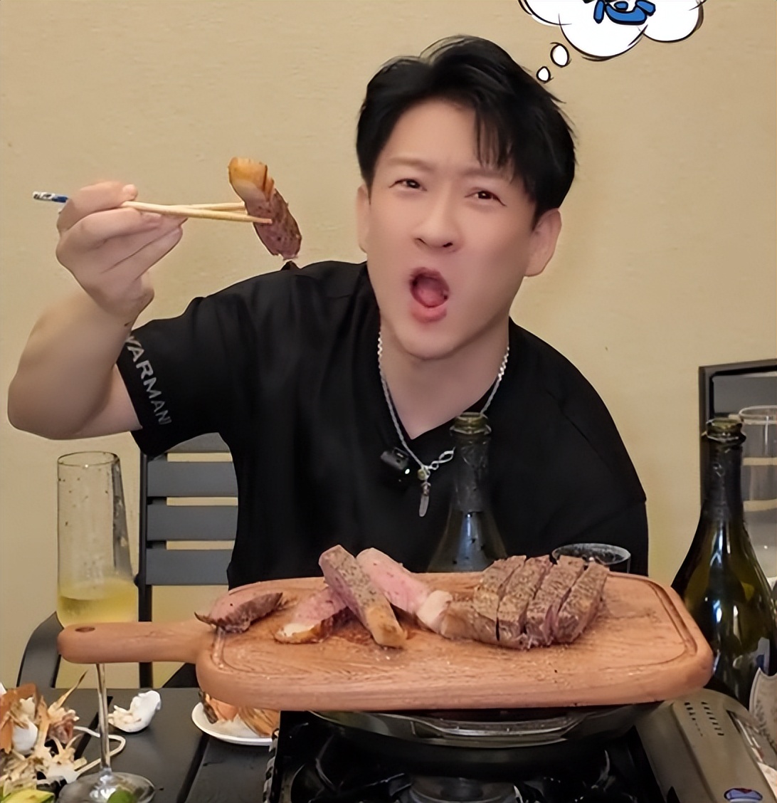 豪气!曹云金别墅宴请好友,连喝4瓶香槟王,牛排、螃蟹吃到爽