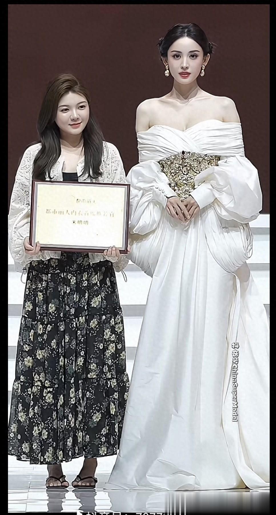 当无敌美女站在那，他们就开始夸另一个美女，这显得它小众又独特