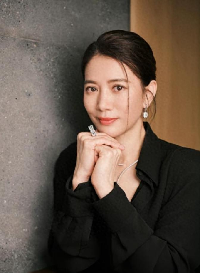 香港知名影后突然白发尽显，发际线崩了，被指比丈夫老