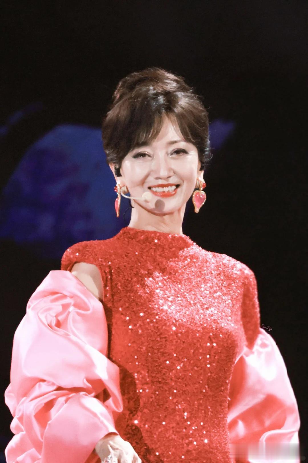 越来越不对劲!72岁赵雅芝和年轻人斗舞不在话下,与李连杰有一拼