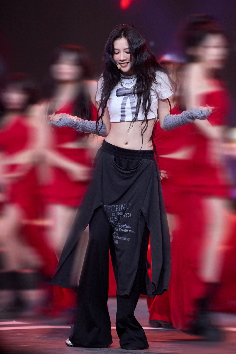 宋妍霏舞台露脐装穿搭，杀疯了，太美了