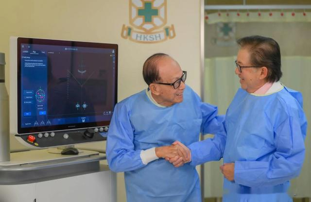 97岁李嘉诚罕见露面,对抗癌仪器爱不释手,顶流豪门钟爱保命科技