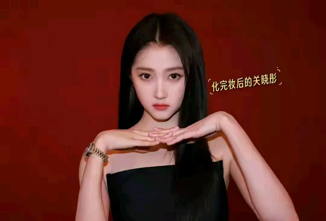 关晓彤参加活动素颜照普普通通完全认不出，和素人没什么两样！