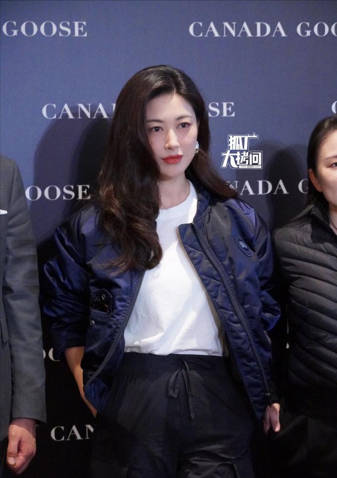 41岁朱珠现身北京！本人又白又嫩好富态，身穿飞行夹克气场十足