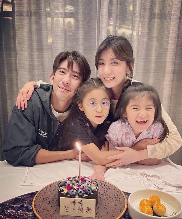 贾静雯晒全家福甜炸了！母女同框个个都漂亮，咘咘身高直逼姐姐！