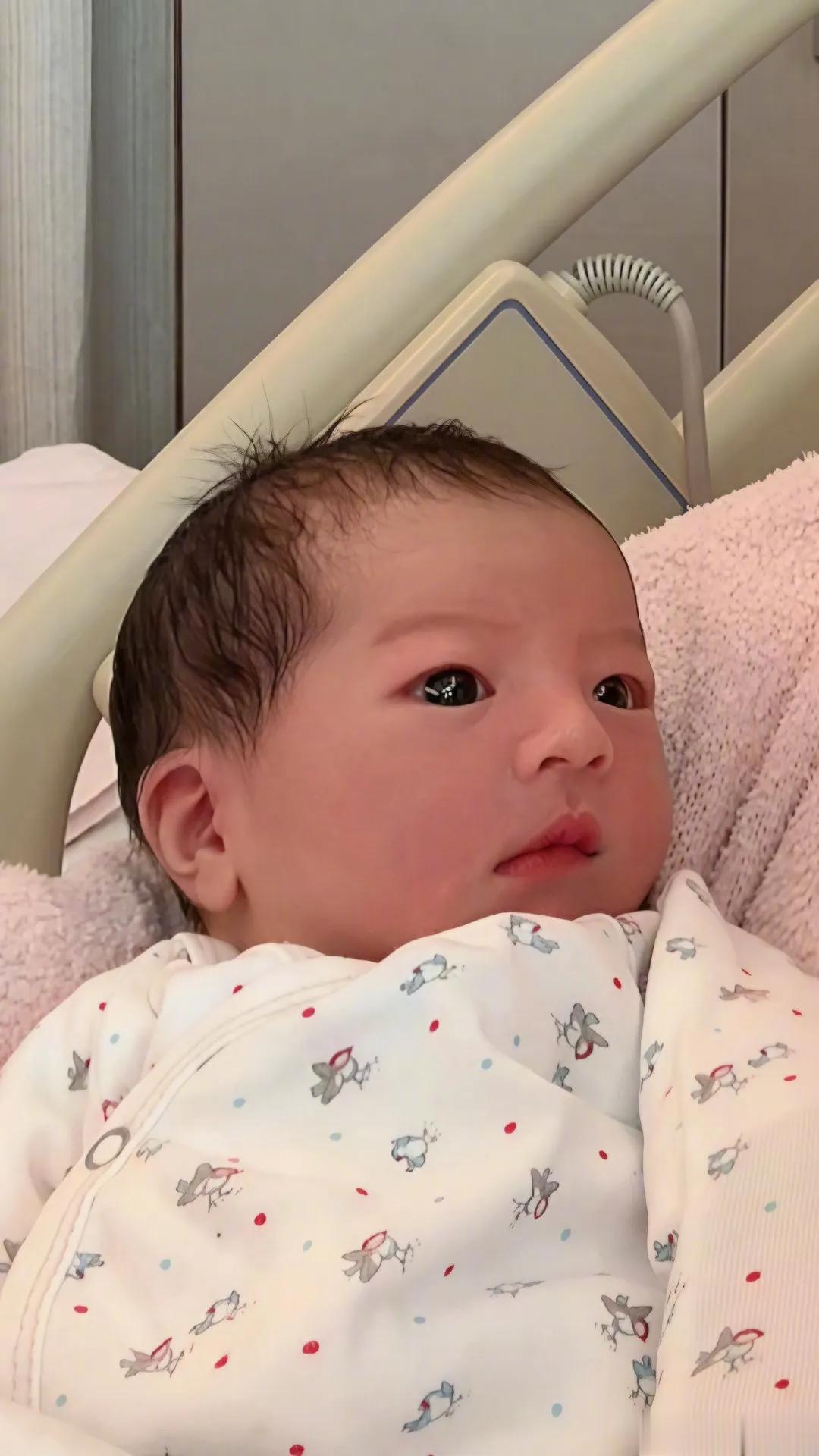 郭富城晒三胎女儿正脸照，宝宝眼睛大鼻子高挺，模样很像妈妈方媛