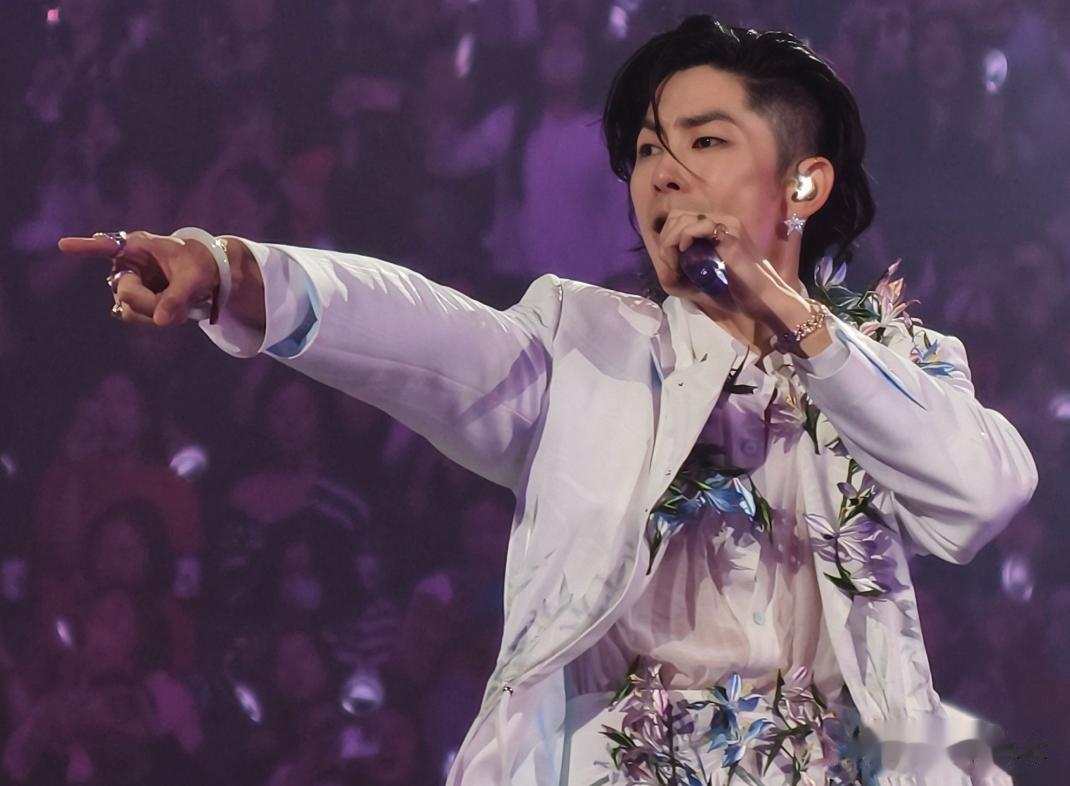 F3演唱会还是不行，被吐槽不伦不类像割韭菜拼盘，阿信乱入串台