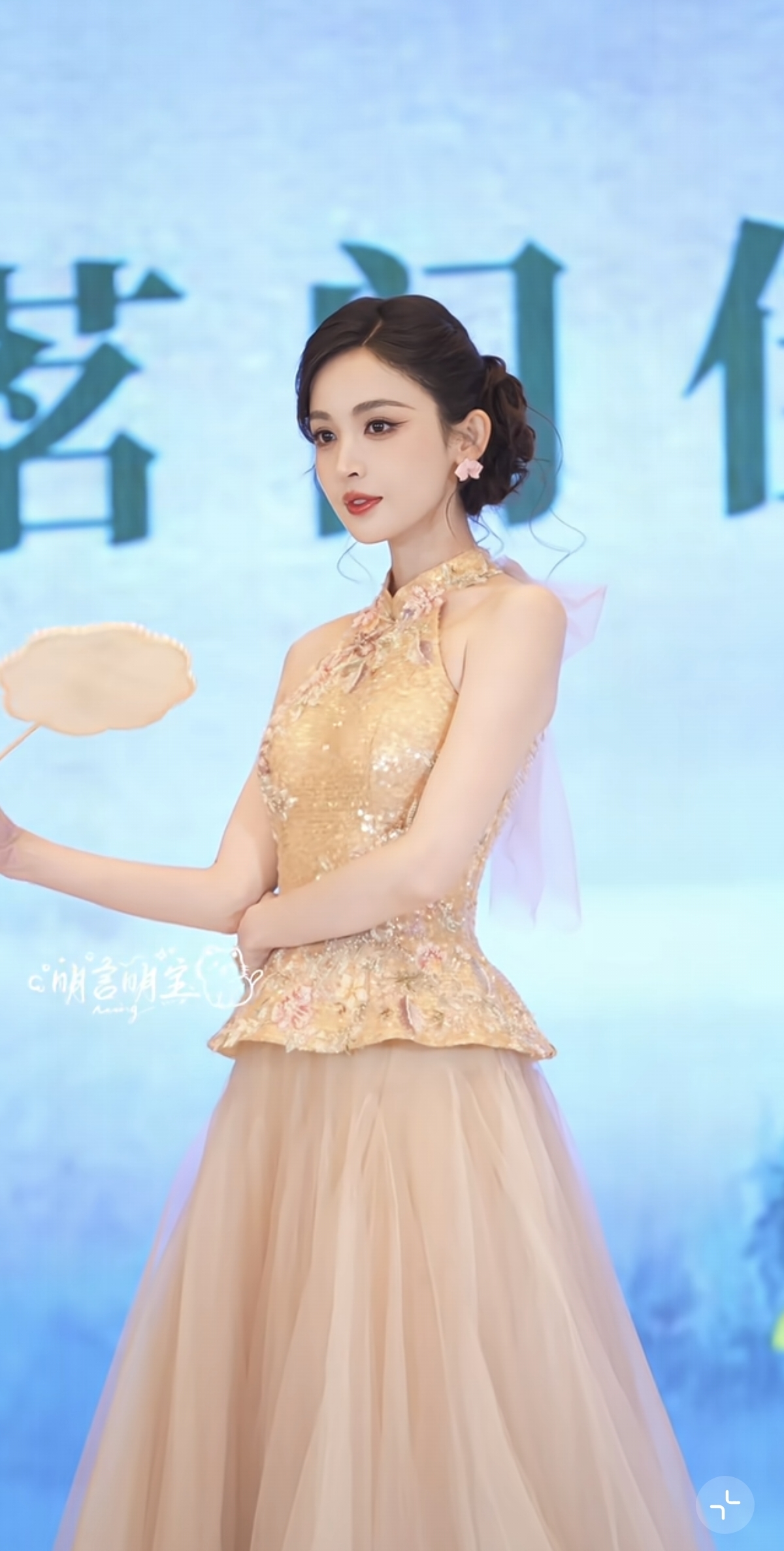 真国色天香！娜扎出席活动，穿粉色中式挂脖长裙，直接美到心巴上