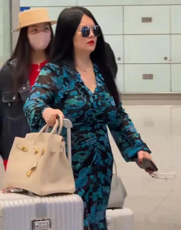 49岁李湘生图曝光,体重200斤却拥有90斤脸庞,胖而不腻依然迷人