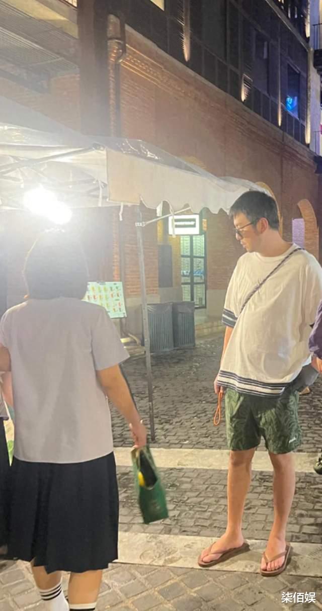 雷佳音带家人看演出,半年没拍戏胖不少,头大腿细还没父亲身材好