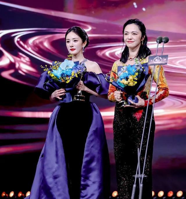 微博之夜内场，被珠圆玉润的孟子义惊艳，和陈都灵同框显松弛大气