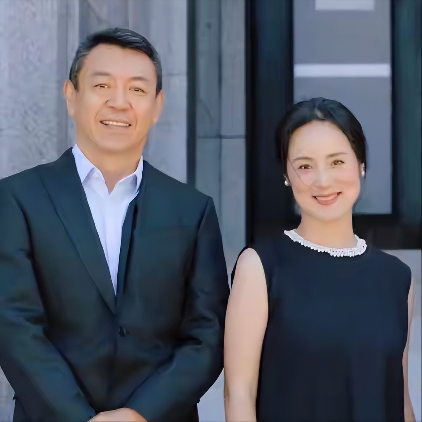 她是著名歌唱家，丈夫曾是央视主持，47岁儿女双全担任企业高管