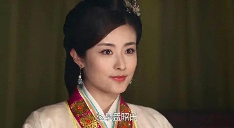 她不愿意被潜规则，演了近百部戏观众却叫不出她名字，42岁仍单身