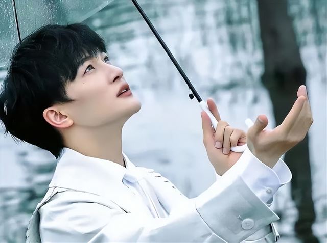 王杰被“下毒”事件第二弹？周深嗓子唱不了高音，含泪取消演唱会