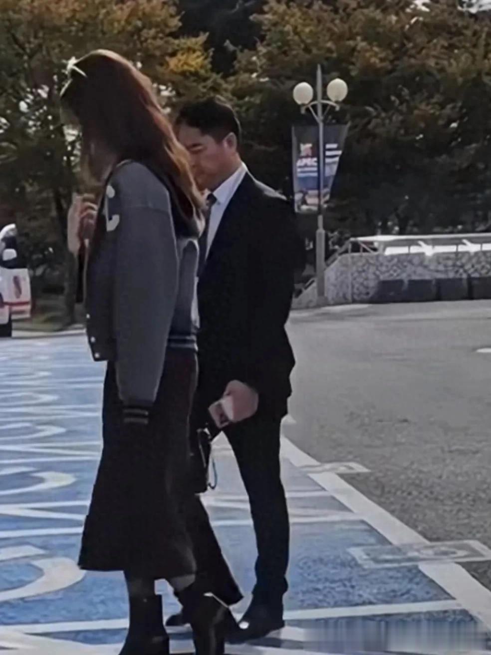 章泽天韩国开完会英国亮相，高扎马尾开启运动少女模式，好养眼！