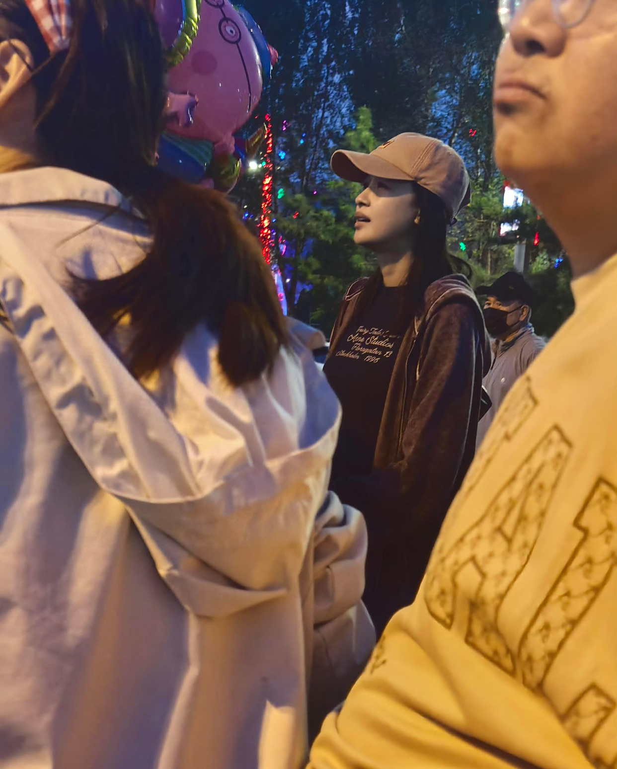 孙怡国庆节带女儿回老家，排队为大福买气球，素颜露面状态超好