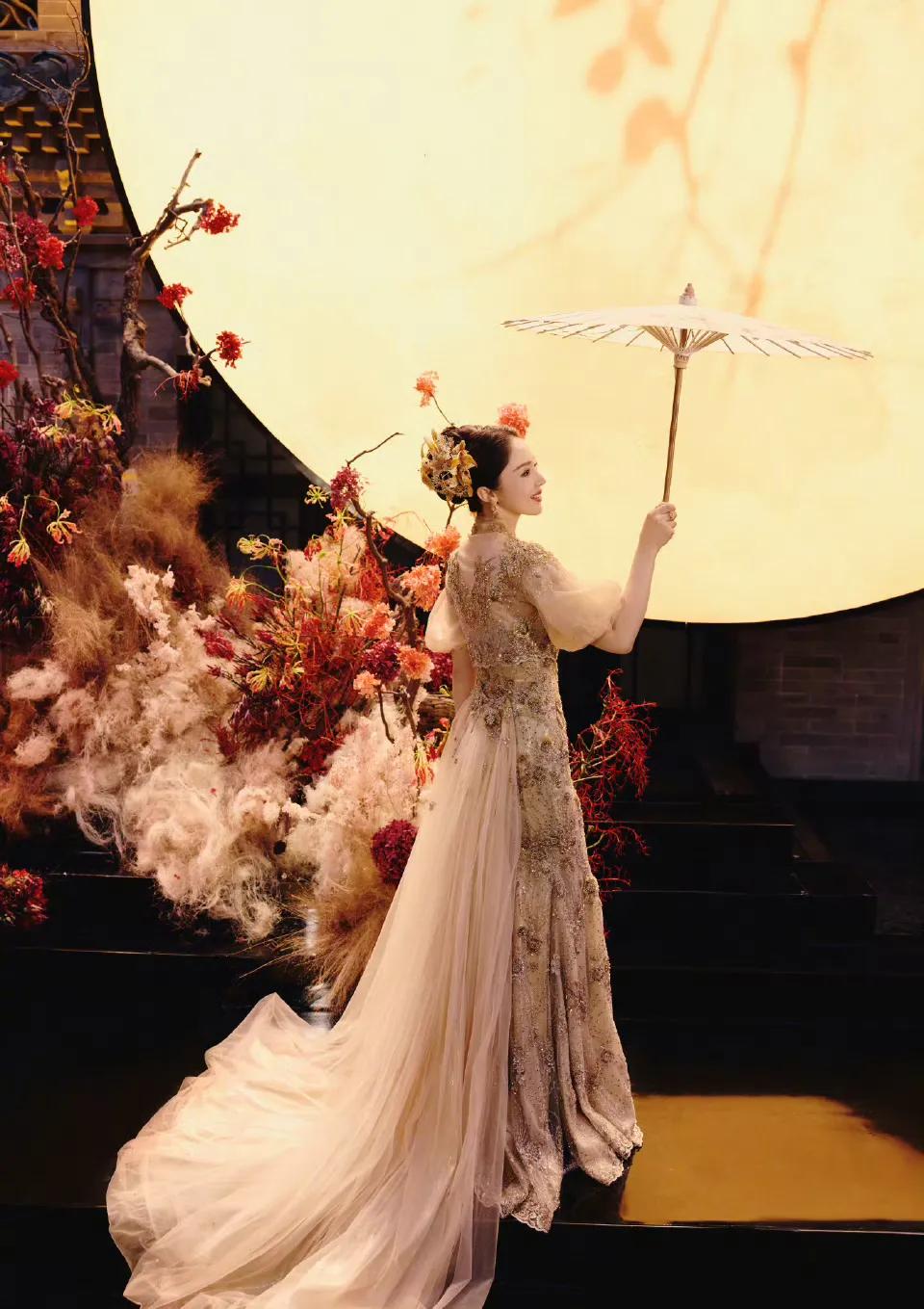 董璇与张维伊晒婚纱照！穿传统服饰美翻，面对恶评，两人一笑置之