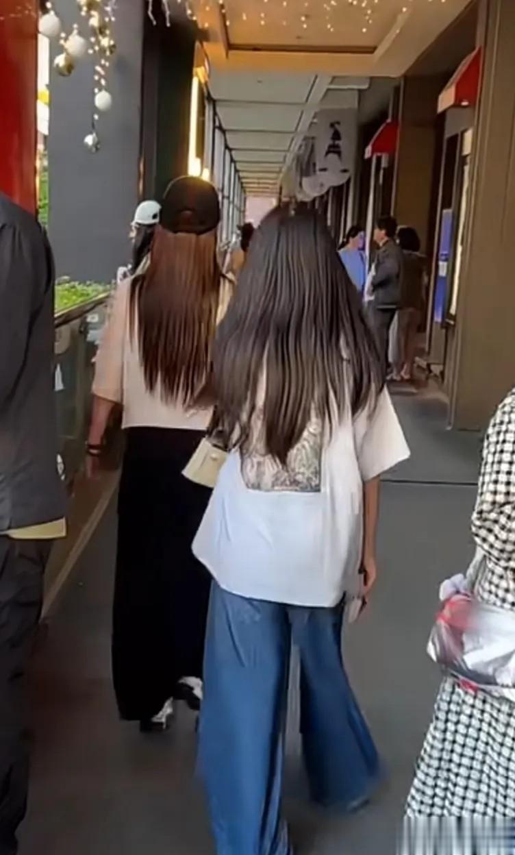 马筱梅挺孕肚逛街，目测已超五个月，小玥儿照顾继母紧跟其后