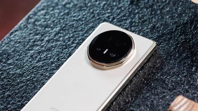 輕薄機身下的輕奢格調 榮耀Magic V5暖白色圖賞