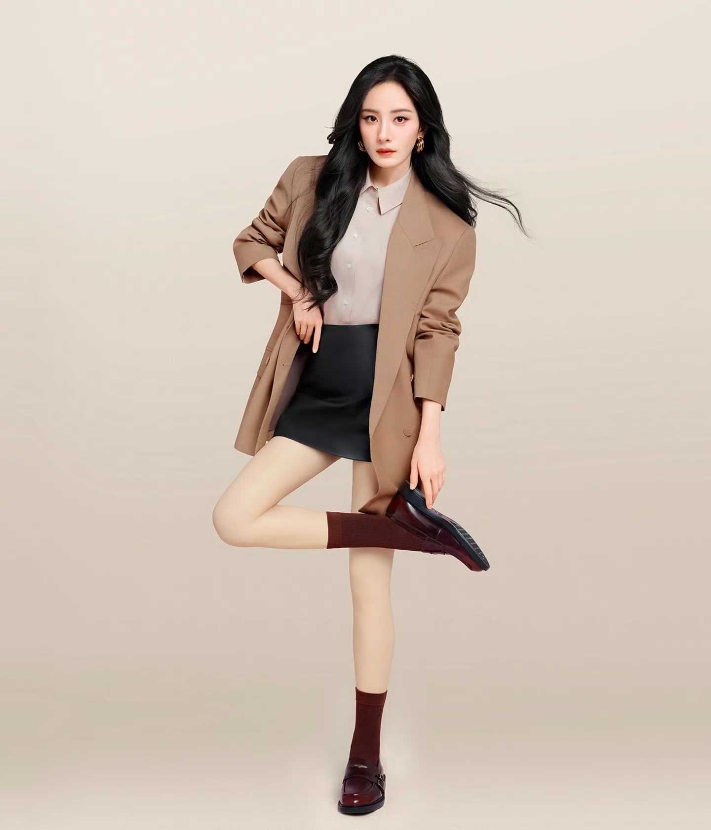 杨幂亮相小野和子，焦糖棕套装甜妹风格，光腿袜秀出优越美腿！