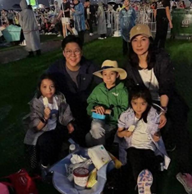 11岁霍中曦冒雨逛军营，镜头前很害羞，霍启刚全程陪同细节都是爱