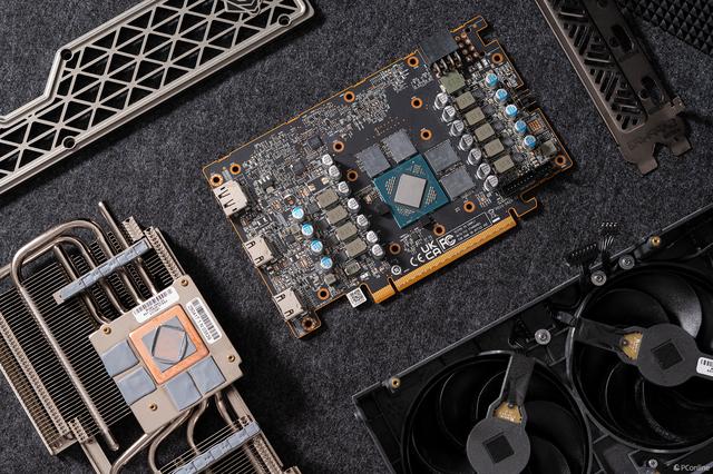 蓝宝石 RX 9060 XT 双版图赏：氮动铁血与极地白骑士的性能美学