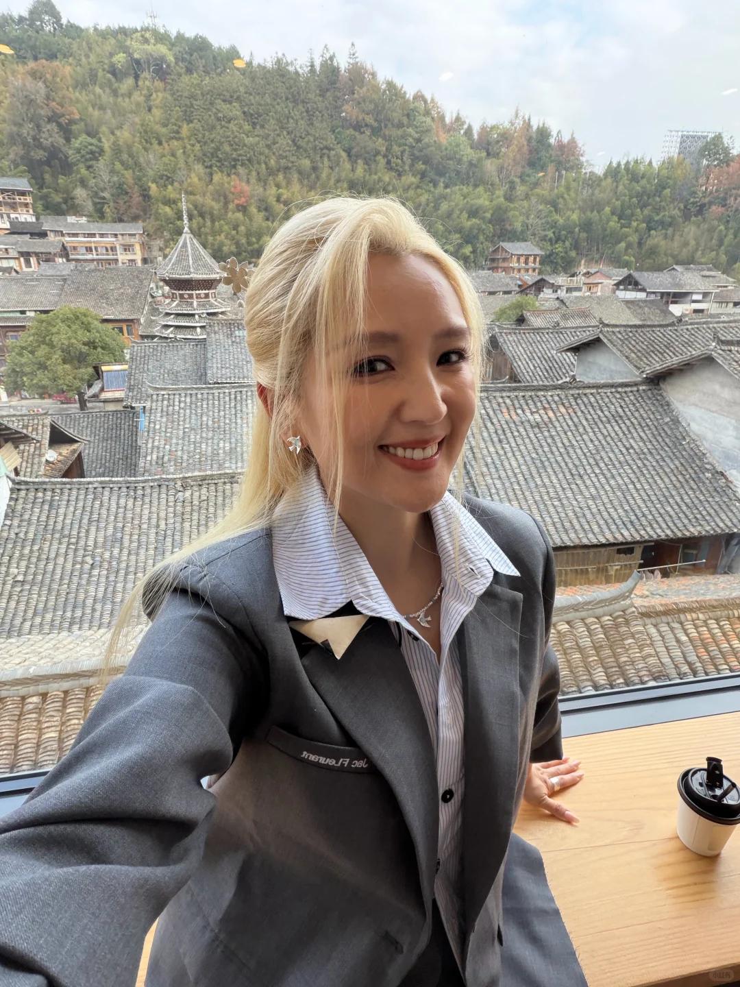 何洁回贵州过节!丝袜起褶被嘲土气,P图翻车双腿粗细不同真尴尬