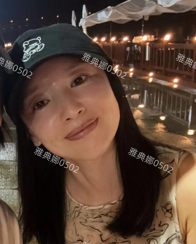 董洁跟好友约漂亮饭素颜超美,45岁了回家还有父母接机太幸福了!